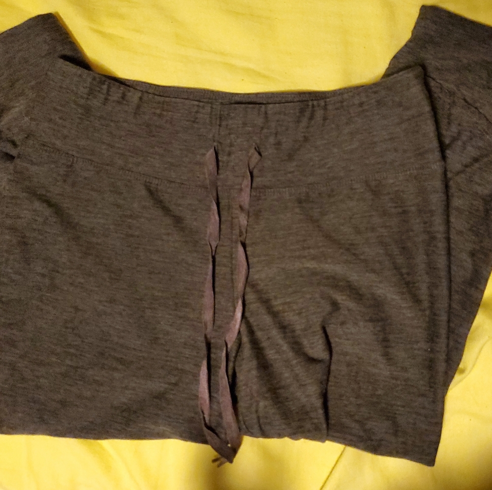 Gray Capri leggings with cutout